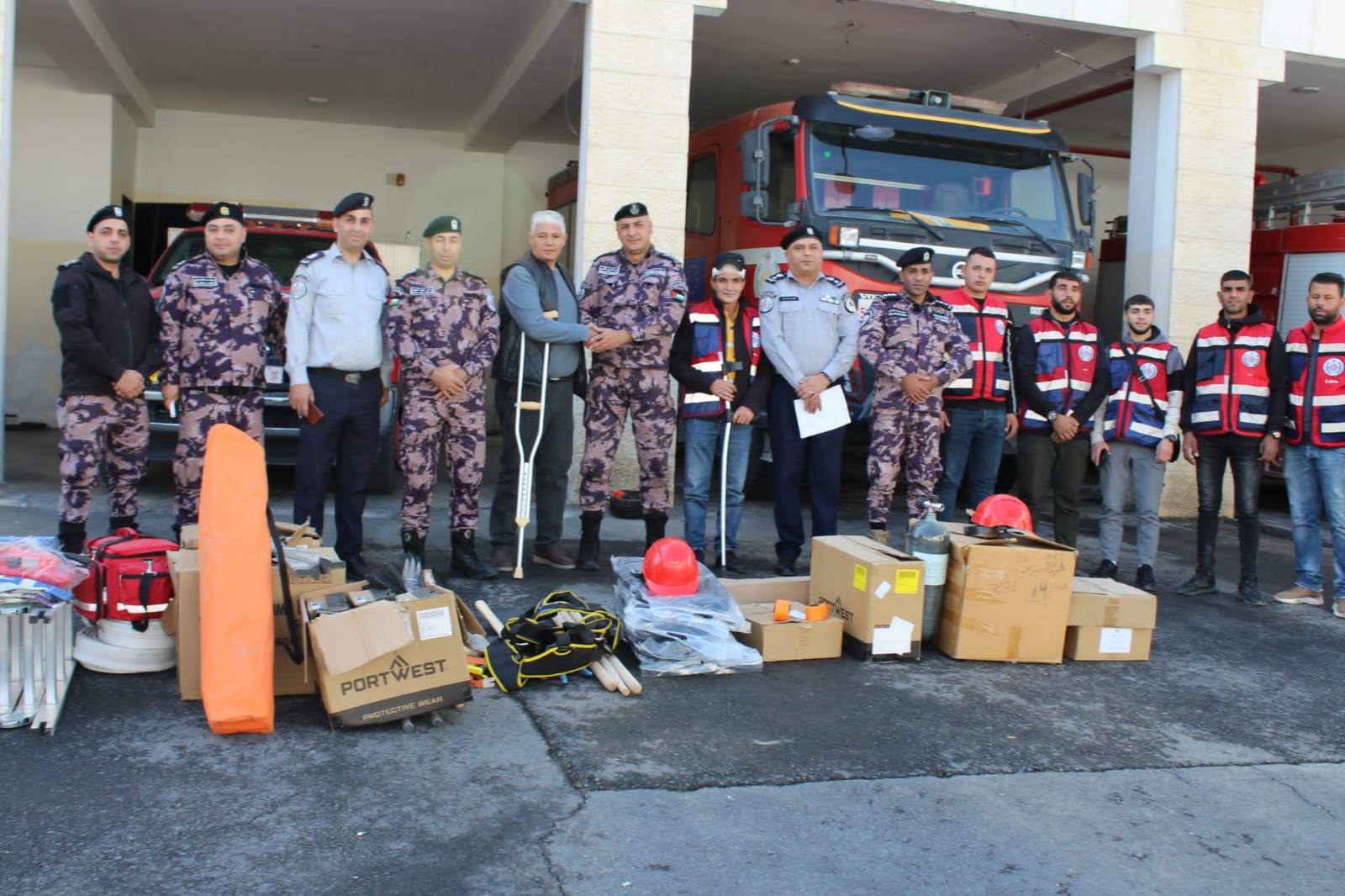 تسليم معدات اطفاء وانقاذ 